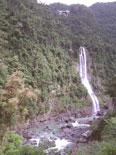 Boven de waterval ligt een Japans vakantie-oord in de bergen